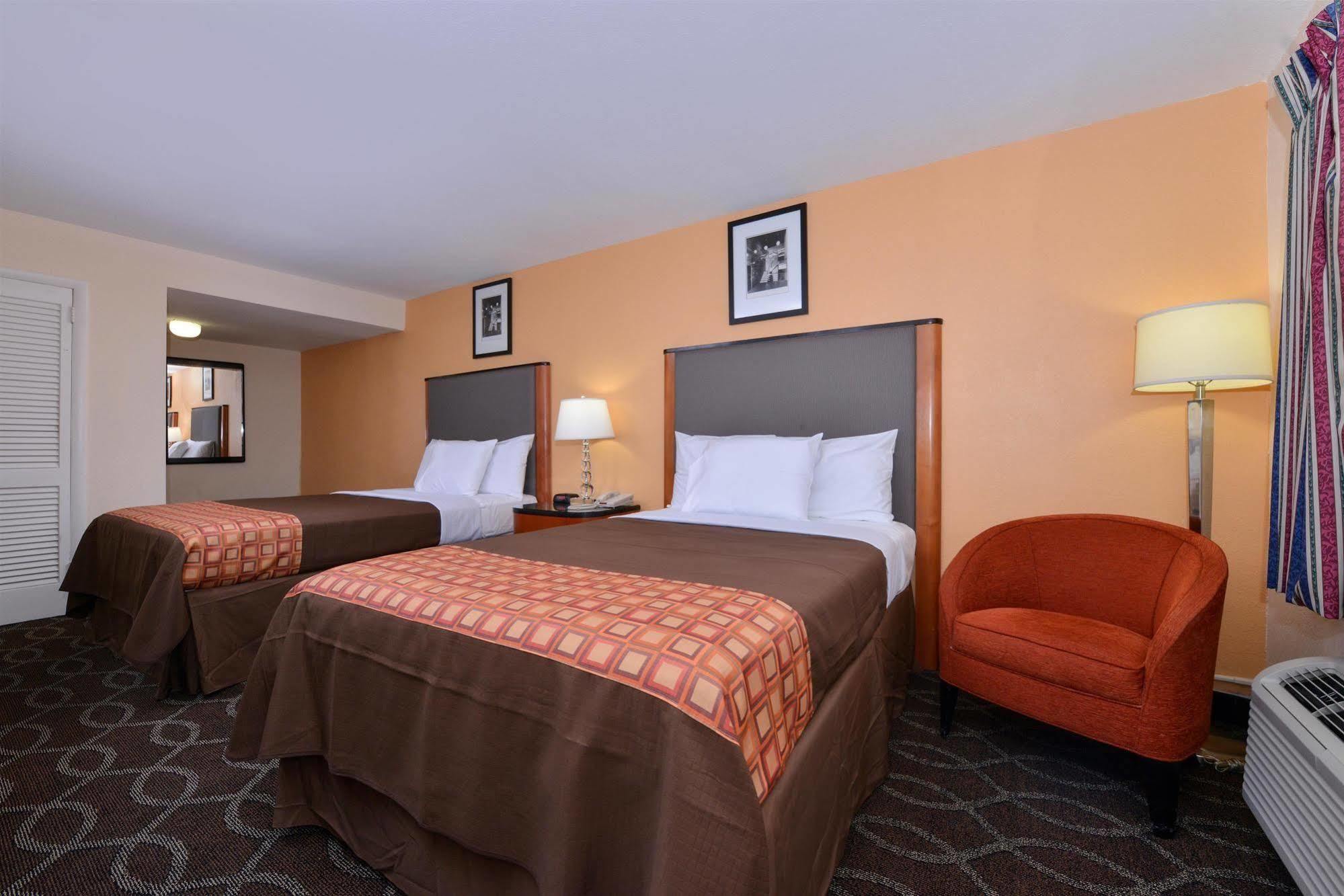 Media Inn & Suites Exterior photo